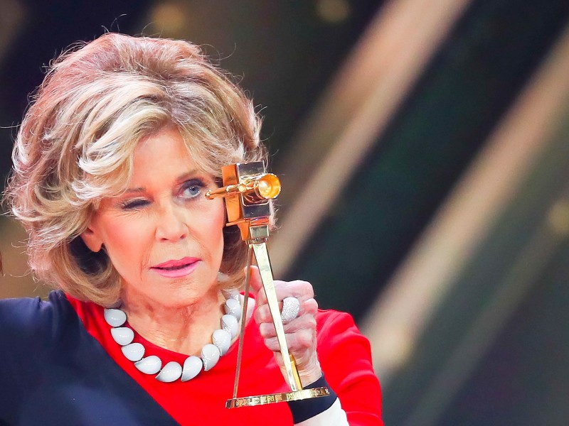 Das Alter sieht und merkt man der Oscar-Preisträgerin nicht an: Auch mit 80 Jahren dreht Jane Fonda Filme und Serien und ist politisch wie eh und je. Diese Aufnahme zeigt den Hollywood Star bei der Verleihung der 52. Goldene Kamera im März 2017 in Hamburg. Sie wurde in der Kategorie „Lebenswerk International“ ausgezeichnet. Kinder, wie die Zeit vergeht. 80 Jahre sind kein Pappenstiel. Wie sich Prominente in diesem stolzen Alter halten, zeigen diese Fotos.