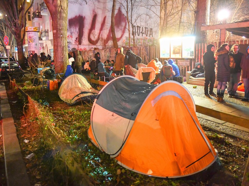 Gut ausgerüstet mit Zelt und Camping-Stühlen bezogen die Wartenden ihr Nachtlager.