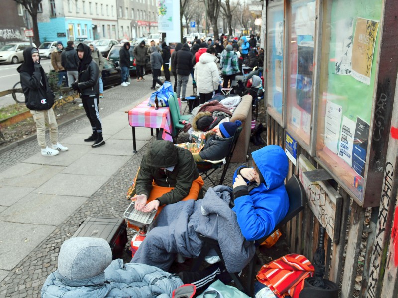 Warm angezogen campierten die Menschen schon am Montag vor einem der zwei Schuhläden, die den Adidas-Turnschuh verkaufen.