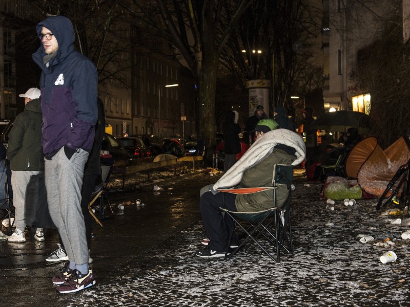 Und obwohl in der Nacht zu Dienstag Schnee fiel, blieben die Menschen vor dem Sneaker-Geschäft im Stadtteil Kreuzberg in Warteposition.