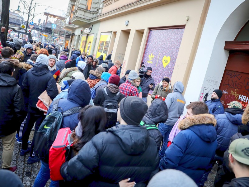 In einer Kooperation mit Adidas ist der Schuh entworfen worden, der in zwei Sneaker-Läden verkauft wurde. Der Andrang war riesig.