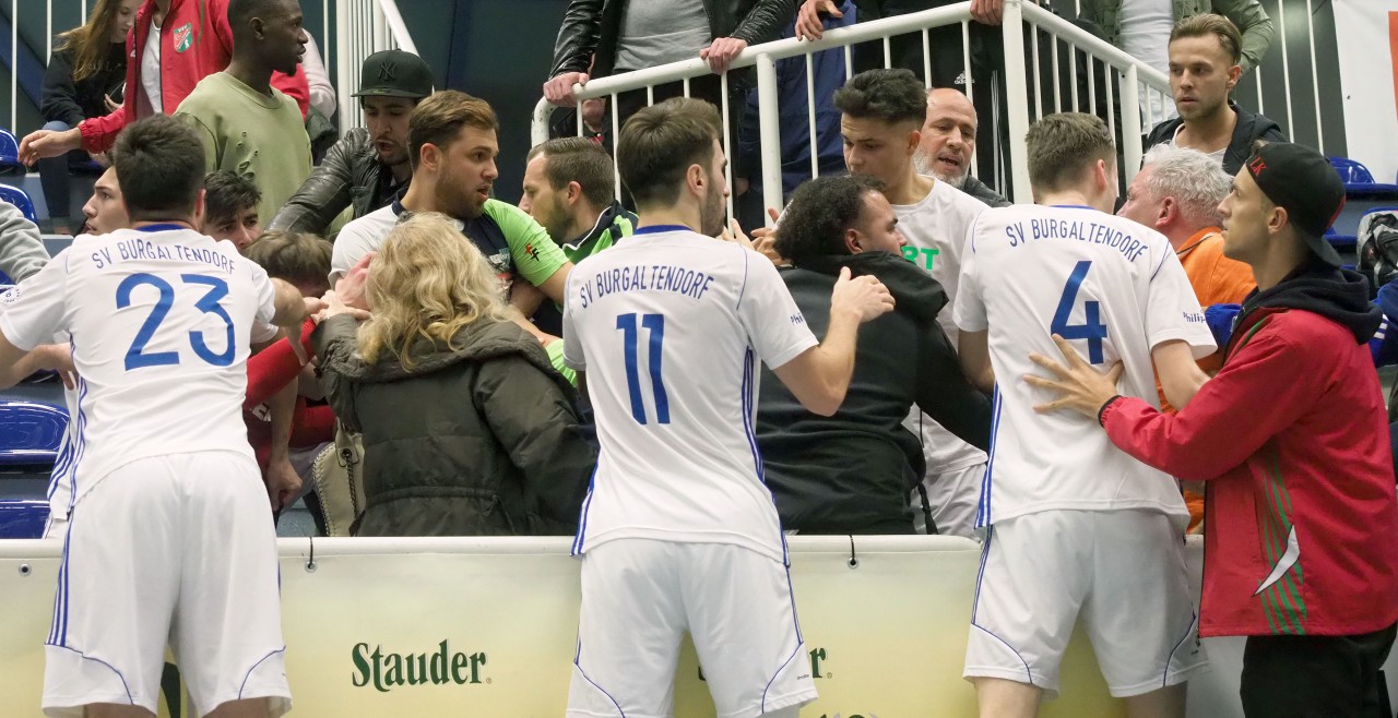 Bei der Siegerehrung sprangen einige Spieler auf die Tribüne und lieferten sich eine Schlägerei.