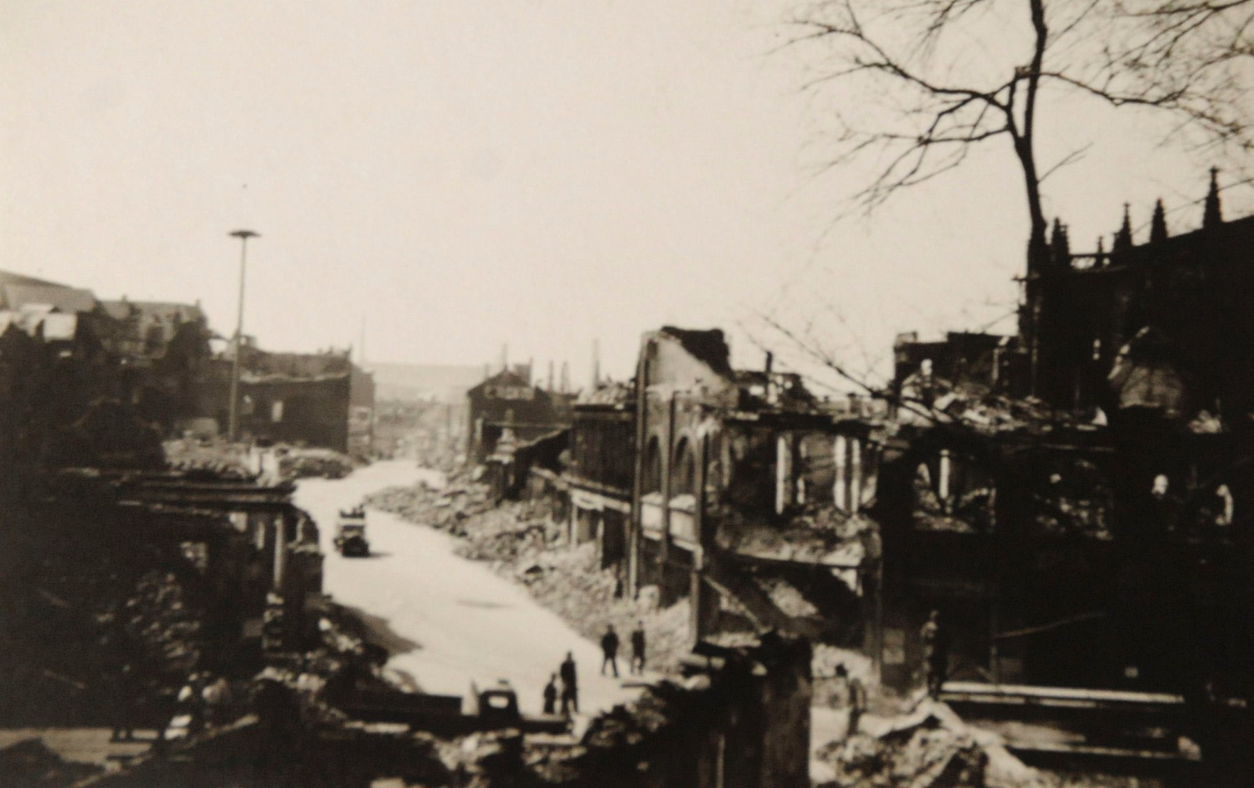 Das Bild zeigt die Essener Innenstadt rund um den  Viehofer Platz am Tag nach den Angriffen vom 5. März 1943. Repro: Alexandra Roth/WAZ FotoPool