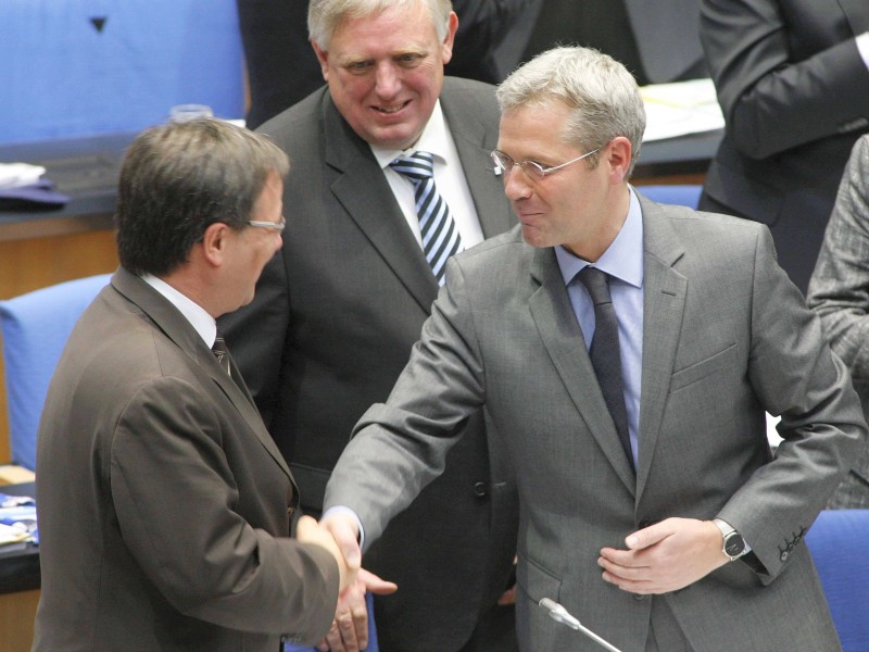 Bei der Landtagswahl 2012 musste Laschet seinem innerparteilichen Konkurrenten Norbert Röttgen (re.) noch den Vortritt als CDU-Spitzenkandidat lassen. Röttgen scheiterte krachend. 