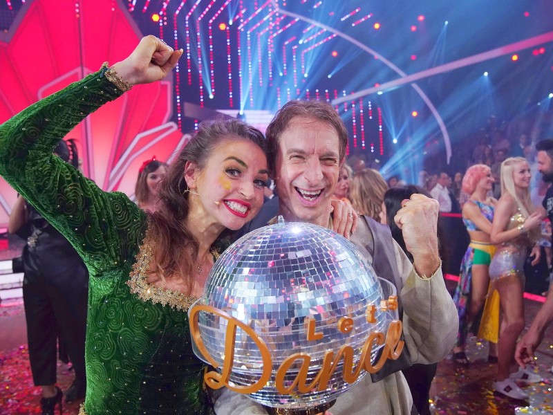 Doch das sind die Sieger: Ingolf Lück, „Dancing Star 2018“, und Tanzpartnerin Ekaterina Leonova.