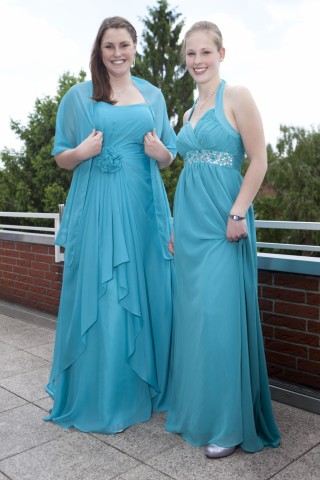 So wollen Katrin (l.) und Michelle zum Abiball schreiten.