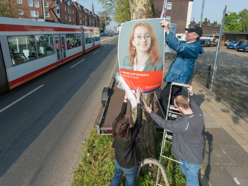 Auch die Sparkasse stellt sich offensichtlich zur Wahl. Jedenfalls erinnert das biedere Plakatmotiv, mit dem die Bochumer SPD auf Stimmenfang geht, frappierend an die Fernsehspots der Bank.