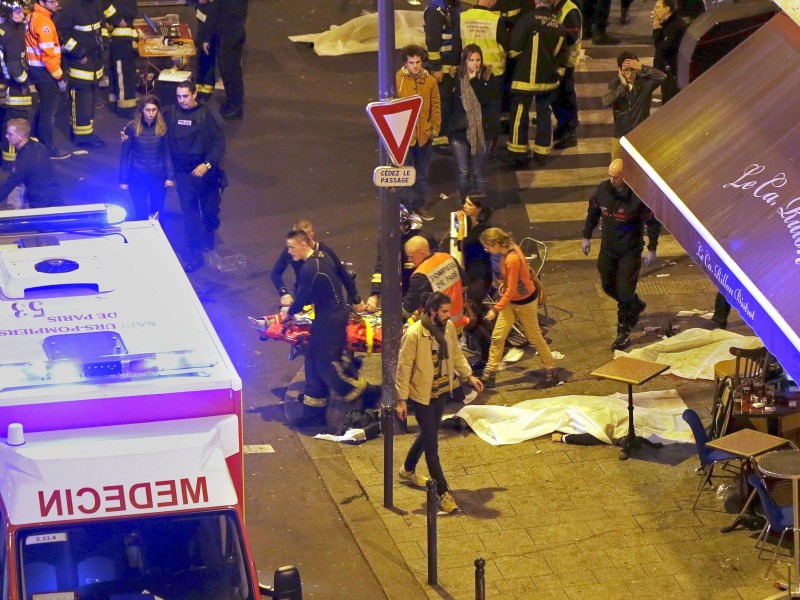 Freitag, 13. November 2015: Bei einer Serie koordinierter Anschläge in Paris töten Kommandos der Terrormiliz Islamischer Staat (IS) 129 Menschen.