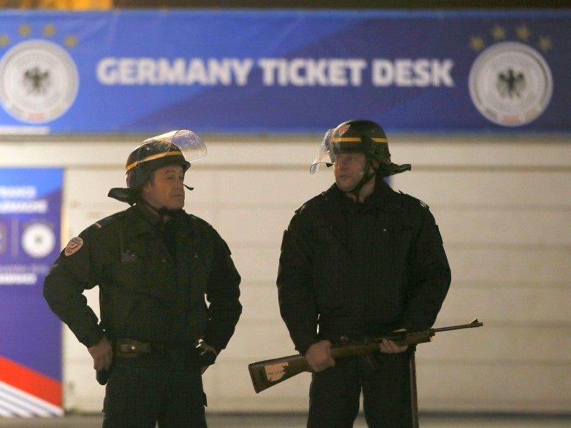 Im Fußballstadion Stade de France treffen sich an diesem Abend die Nationalmannschaften von Deutschland und Frankreich zum Freundschaftsspiel. Während des Spiels sprengen sich drei Selbstmordattentäter vor dem Stadion in die Luft.