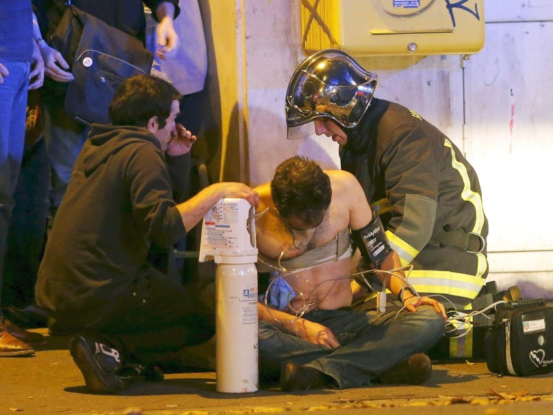 In der Konzerthalle Bataclan greifen die Attentäter während eines Konzertes der US-Band „Eagles of Death Metal“ an.