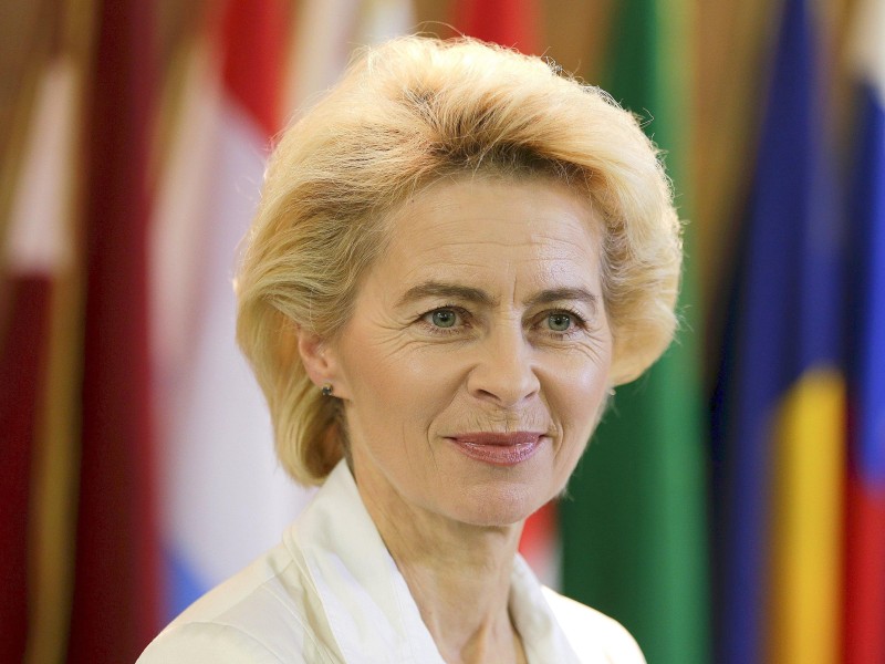 Verteidigungsministerin Ursula von der Leyen (CDU) schließt einen deutschen Syrien-Einsatz zur Unterstützung Frankreichs nicht aus, macht diesen aber von einer UN-Resolution abhängig.