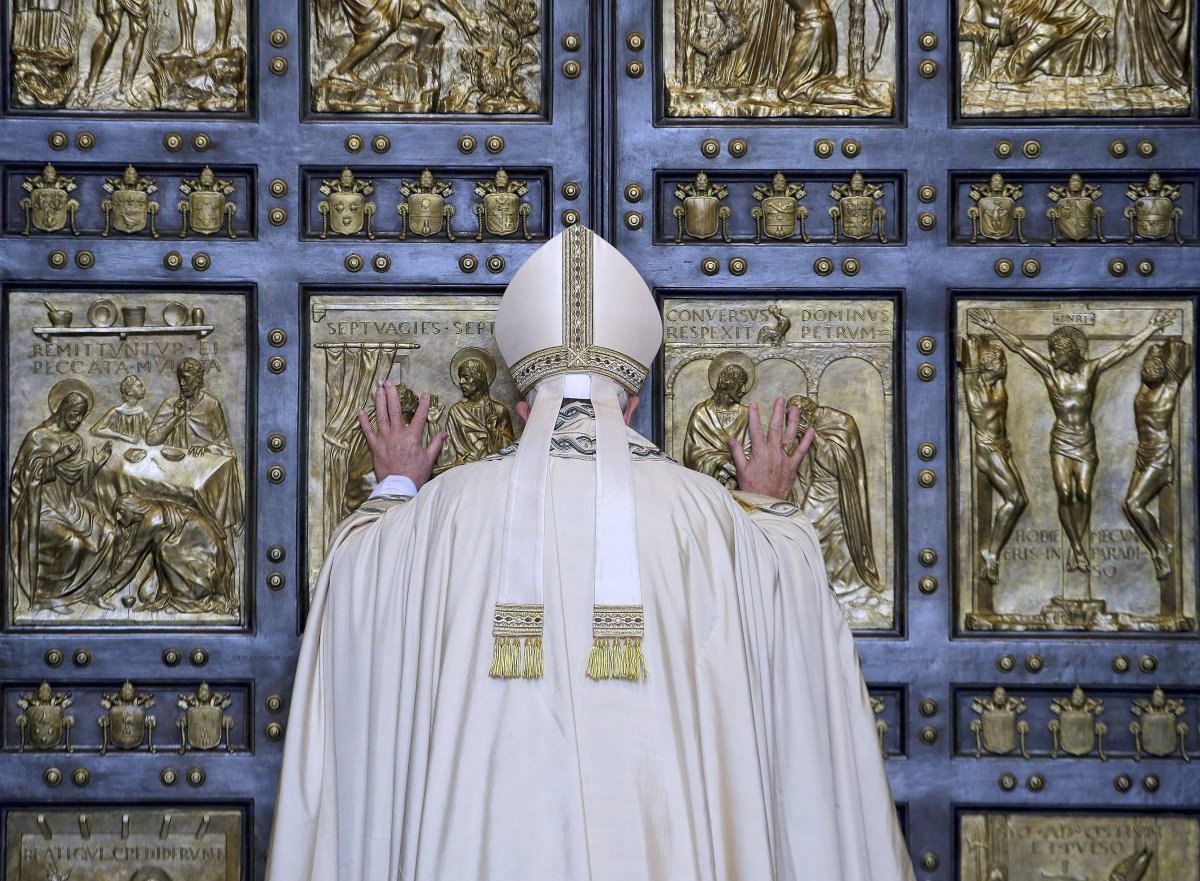 2015-12-08T102626Z_1440086481_GF10000258458_RTRMADP_3_POPE-HOLYYEAR-HOLY-DOOR.JPG