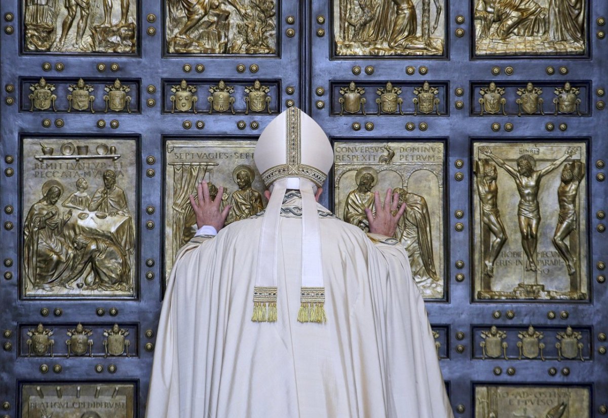 2015-12-08T102626Z_1440086481_GF10000258458_RTRMADP_3_POPE-HOLYYEAR-HOLY-DOOR.JPG