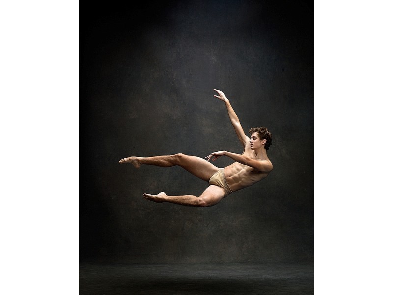 Der durchtrainierte Körper scheint schwerelos im leeren Raum zu schweben. Der chilenische Ballett-Tänzers Sebastian Vinet (Sololist der Compañía Ballet de Santiago) wurde von dem amerikanischen Fotografen-Ehepaar Deborah Ory und Ken Browar für ihr Fotoprojekt „NYC Dance Project (www.nycdanceproject.com) aufgenommen. Wir zeigen weitere Tanz-Fotos. 