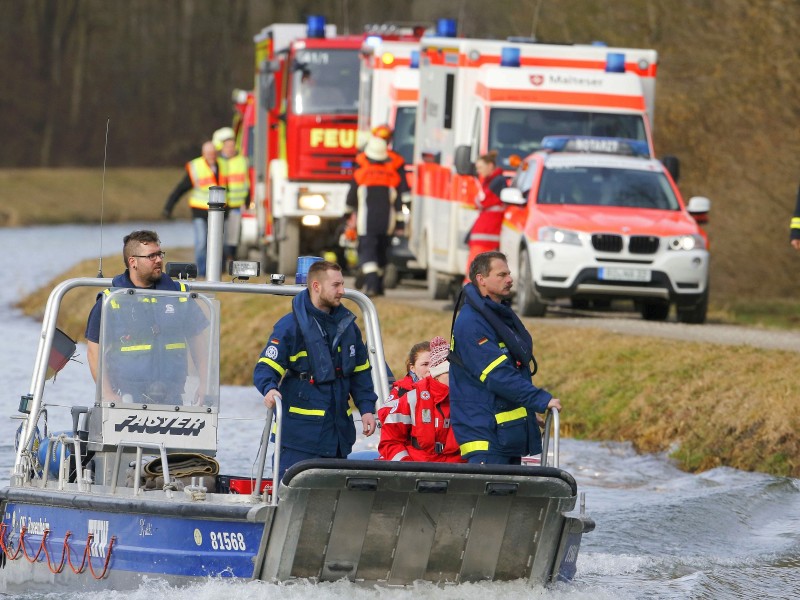 Parallel zur Bahnstrecke fließt der Fluss Mangfall, der den Transport von Hilfsgeräten erleichterte. 