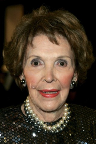 Sie war die starke Frau an „Ronnies“ Seite: Nancy Reagan. Die ehemalige First Lady, die gemeinsam mit ihrem Ehemann Ronald Reagan acht Jahre im Weißen Haus verbrachte, ist am 6. März im Alter von 94 Jahren gestorben. Die am 6. Juni 1921 als Anne Frances Robbins geborene frühere Filmschauspielerin war die zweite Frau von „Ronnie“, der 2004 nach einer Alzheimer-Erkrankung gestorben war. 