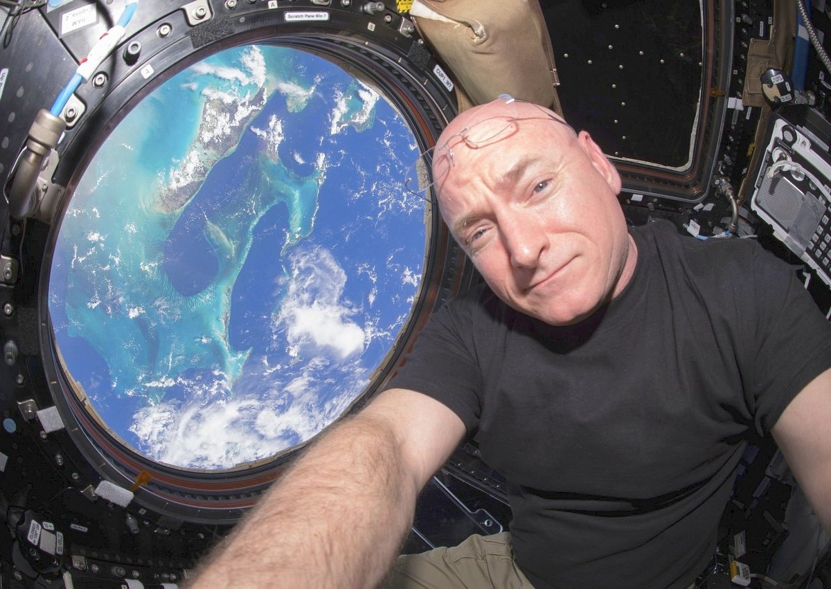 2016-03-11T230634Z_1496069110_TM3EC3B1E3V01_RTRMADP_3_ASTRONAUT-KELLY.JPG