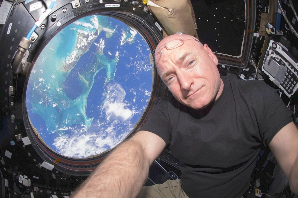 2016-03-11T230634Z_1496069110_TM3EC3B1E3V01_RTRMADP_3_ASTRONAUT-KELLY.JPG