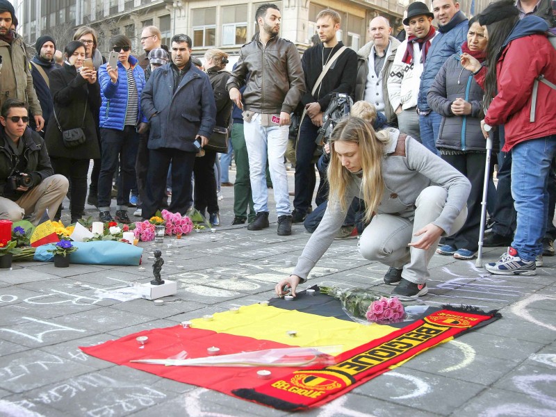 Überall in Brüssel hatten sich am frühen Abend die Menschen wieder auf die Straße getraut und ihre Solidarität bekundet. Viele von ihnen malten Botschaften mit Kreide auf die Straßen. 