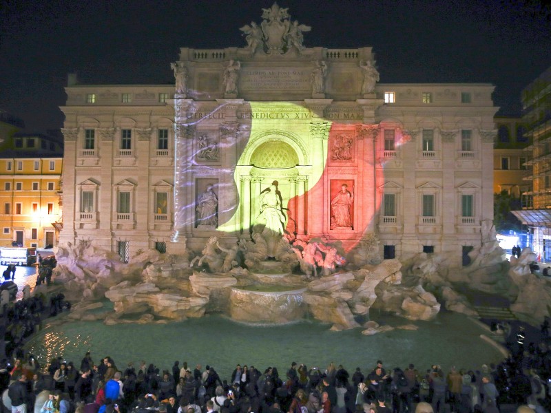 Viele Menschen versammelten sich am Abend am Römer Trevi-Brunnen.