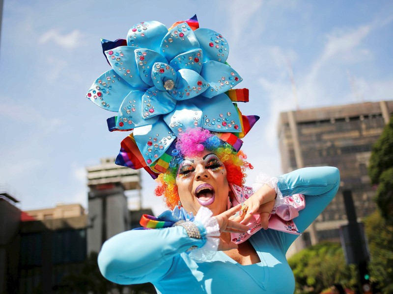 Dass der Christopher Street Day viel mit Kreativität und Spaß am Leben zu tun hat, zeigte dieser Teilnehmende des Christopher Street Days in Sao Paulo in Brasilien.