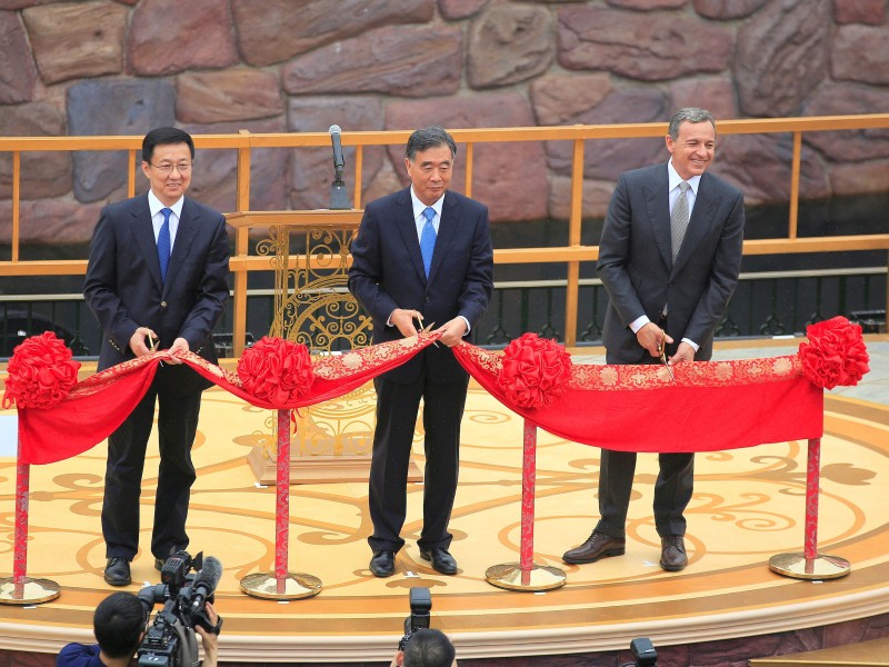 Shanghais Bürgermeister Han Zheng (l.), Chinas Vize-Ministerpräsident Wang Yang (Mitte) und Disneys Firmenchef Bob Iger eröffneten offiziell den Vergnügungspark. 