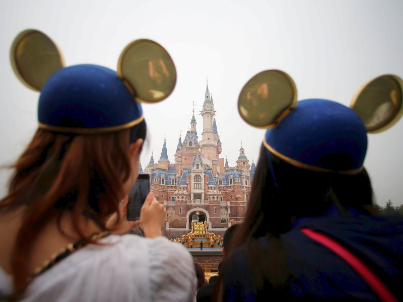 Tausende Disney-Liebhaber kamen bereits am 16. Juni in den Park in Shanghai, ... 