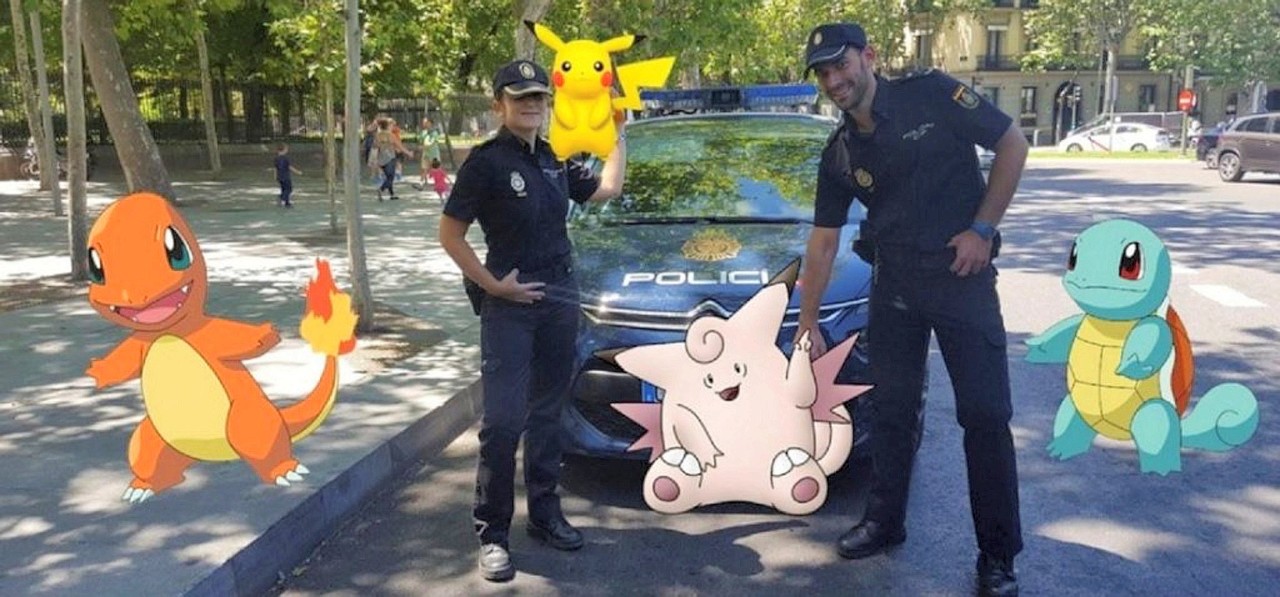 Nicht nur in Deutschland: Hier posieren spanische Polizisten mit einigen Pokémon-Figuren. 