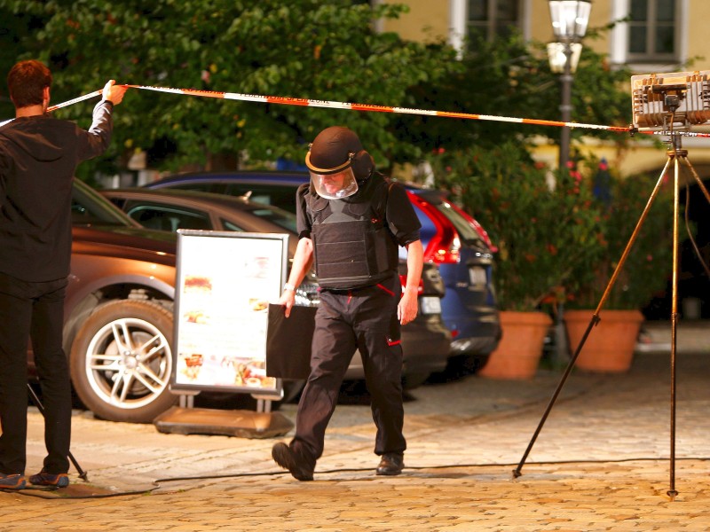 Bei einer Explosion habe es eine hohe Streuung gegeben, hieß es bei der Polizei. Jedes kleinste Teilchen könne zur Aufklärung beitragen.