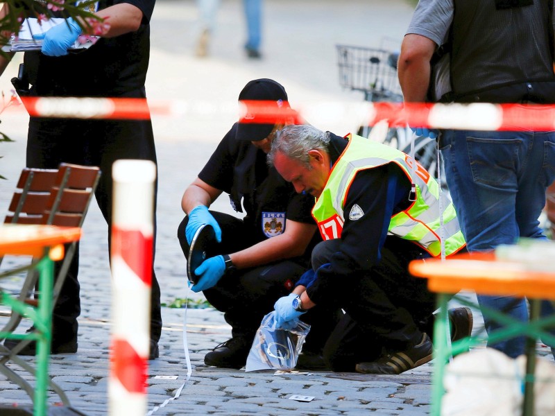 Selbstmordanschlag im fränkischen Ansbach: Bei der Detonation eines Sprengsatzes starb am Sonntagabend der mutmaßliche Täter, mehrere Menschen wurden zum Teil schwer verletzt. 