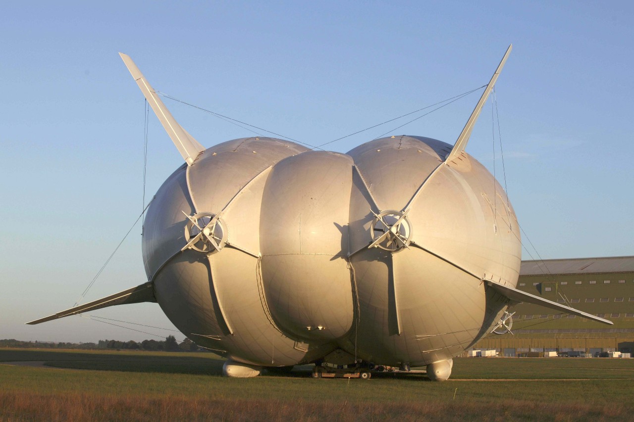 Der Airlander 10 nachdem er den Hangar für den Jungfernflug verlassen hat.