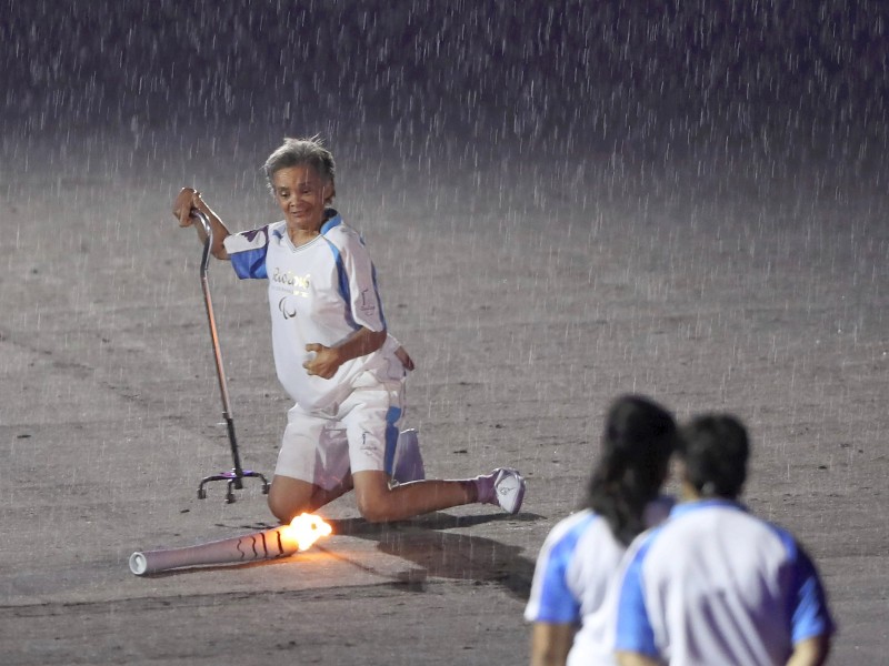 Emotional wurde es, als Brasiliens erste Paralympics-Gewinnerin Márcia Malsar mit der Fackel stürzte. Freiwillige halfen ihr auf – und das Publikum applaudierte ihr frenetisch. 