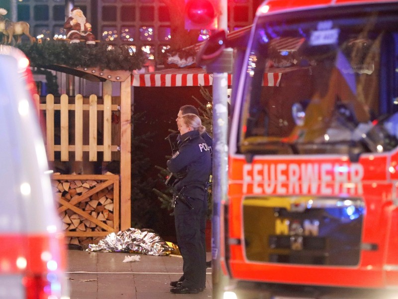 Der Vorfall hatte sich im Westen Berlins, auf einem der beliebtesten Weihnachtsmärkte der Bundeshauptstadt ereignet. Wenige Tage vor Heiligabend herrschte dort Hochbetrieb.