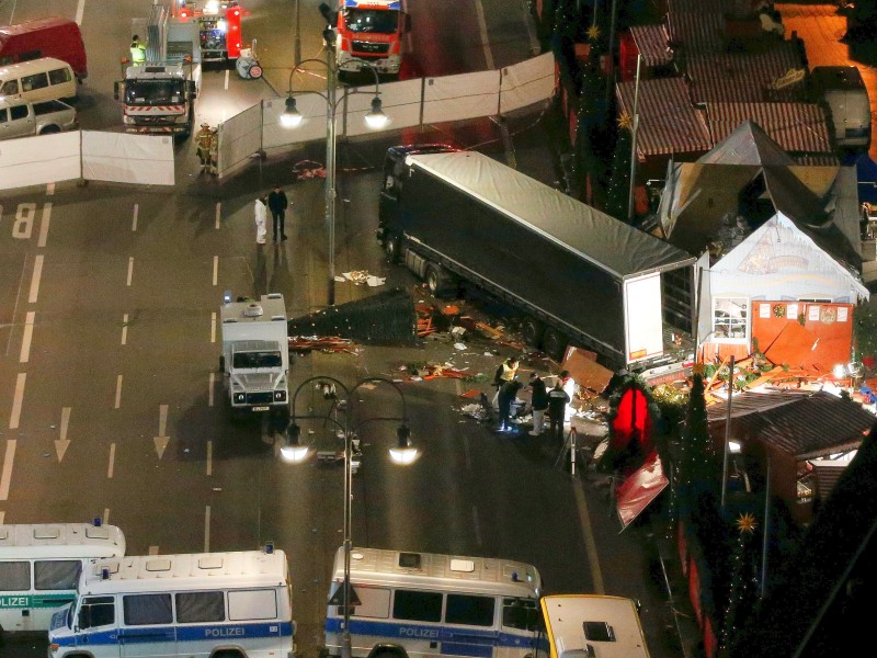 Mit weißen Sichtschutzwänden sperrten die Ermittler den Weihnachtsmarkt am Breitscheidplatz ab.