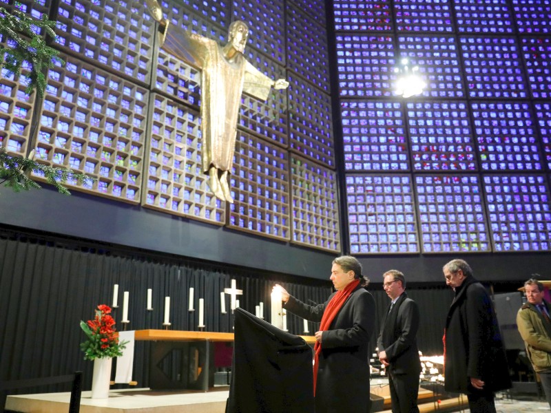 Auch im Kirchsaal der Gedächtniskirche, auf deren Vorplatz am Montag zwölf Menschen starben und Dutzende verletzt wurden, zündeten Menschen Kerzen an.