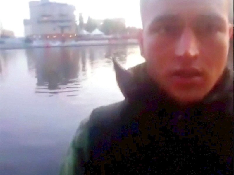 Zwei Tage nach dem Anschlag war ein Video aus dem Internet aufgetaucht, dass mutmaßlich Anis Amri in Berlin zeigt. Laut Sicherheitsbehörden soll der Mann über Freiburg nach Deutschland eingereist sein und später in Nordrhein-Westfalen und Berlin gelebt haben. Eigentlich sollte er abgeschoben werden – was jedoch scheiterte, weil der keine gültigen Papiere bei sich hatte.