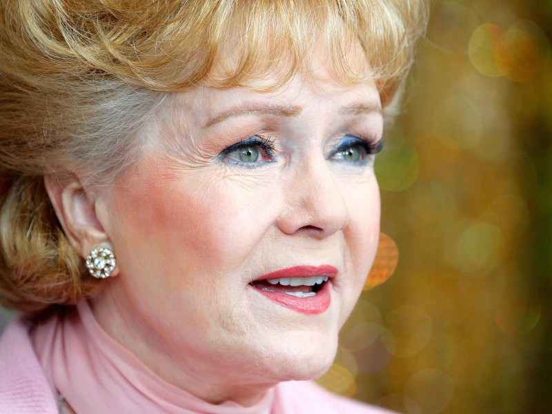 Das Musical „Singin’ in the Rain“ machte Debbie Reynolds zum Liebling des amerikanischen Kinopublikums: Am 28. Dezember starb sie im Alter von 84 Jahren – nur einen Tag nach dem Tod ihrer ebenso berühmten Schauspieler-Tochter Carrie Fisher.