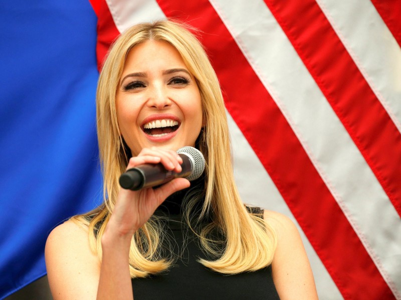 Ivanka Trump, Tochter aus der Ehe mit Ex-Frau Ivana, gilt als engste Vertraute des Präsidenten. Einige Medien bezeichnen sie wegen des großen Einflusses als „wahre First Lady“. Das Ex-Model ist offizielle Beraterin ihres Vaters und hat ein eigenes Büro im Weißen Haus. Im Rennen ums Weiße Haus soll sie sowohl beim Rausschmiss von Wahlkampf-Manager Corey Lewandowski als auch bei der Wahl eines Kandidaten für das Vizepräsidentenamt entscheidend mitgewirkt haben.