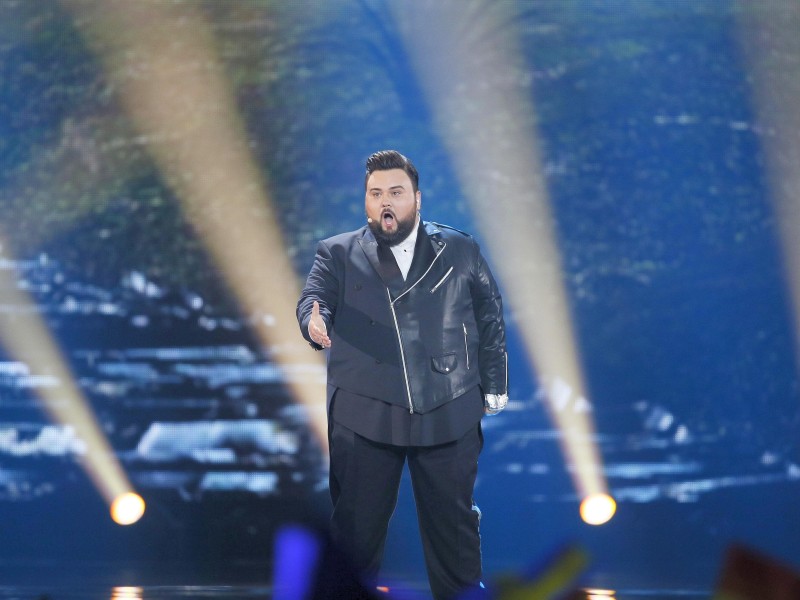 Jacques Houdek aus Kroatien sang ein Duell mit sich selbst – teilweise mit sanfter hoher Stimme, dann wieder als Tenor.