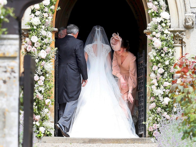 Pippa betritt mit ihrem Vater die St. Mark's Kirche.