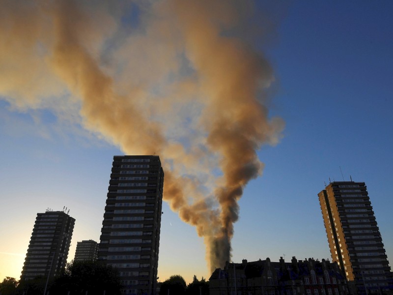 Riesige Rauchsäulen breiteten sich über dem Himmel Londons aus. 