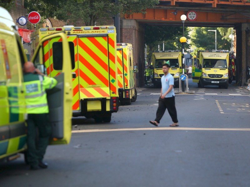 Feuerwehr, Polizei und Rettungskräfte waren vor Ort. „Wir müssen die Leute in Sicherheit bringen und sie so schnell wie möglich medizinisch versorgen“, sagte der Leiter der Rettungskräfte, Stuart Crighton.