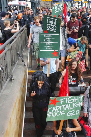 Der privat gecharterte Zug war am Mittwochabend im schweizerischen Basel gestartet und hatte auf seiner Fahrt durch Deutschland auf mehreren Zwischenstopps in Baden-Württemberg, Hessen und Nordrhein-Westfalen weitere Demonstranten aufgenommen.