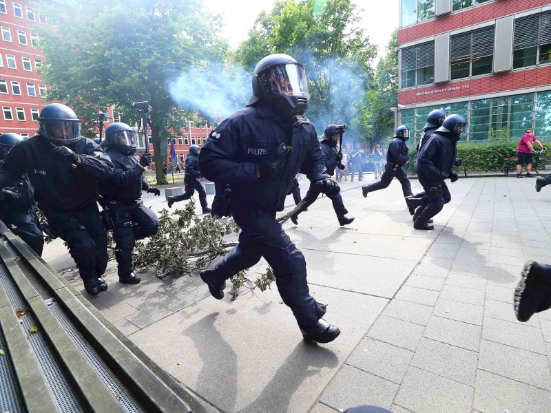 Am Freitagnachmittag flammte die Gewalt nach einigen Stunden relativer Ruhe wieder auf.