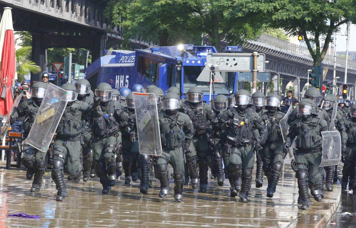 2017-07-07T150111Z_1432582741_UP1ED7715PXR8_RTRMADP_3_G20-GERMANY-PROTEST.JPG