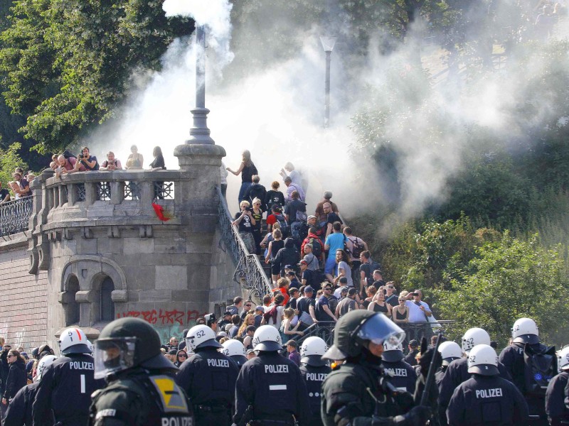 Die Störer sammelten Wurfgegenstände und seien „massiv polizeifeindlich“, teilte die Polizei mit.