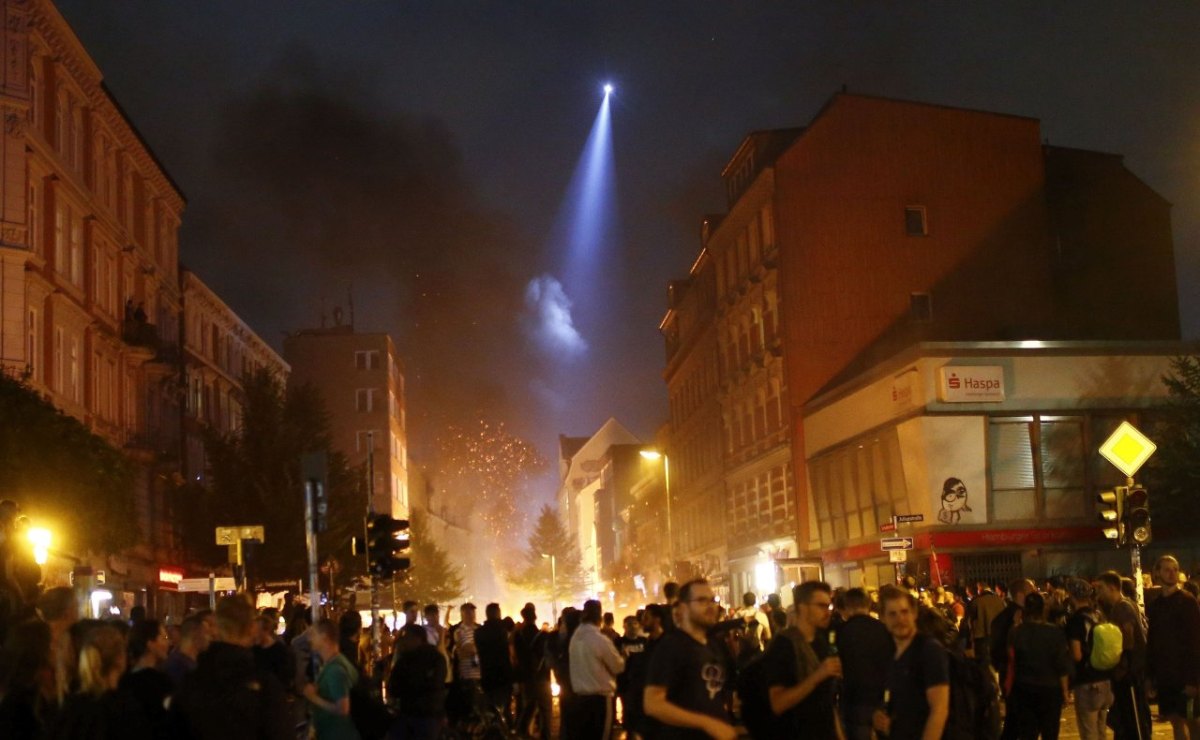 2017-07-07T213405Z_1157823215_UP1ED771NWS6K_RTRMADP_3_G20-GERMANY-PROTEST.JPG