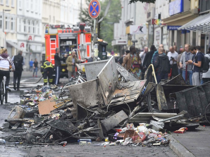 Die Stadtreinigung versucht am nächsten Morgen das Chaos zu beseitigen.