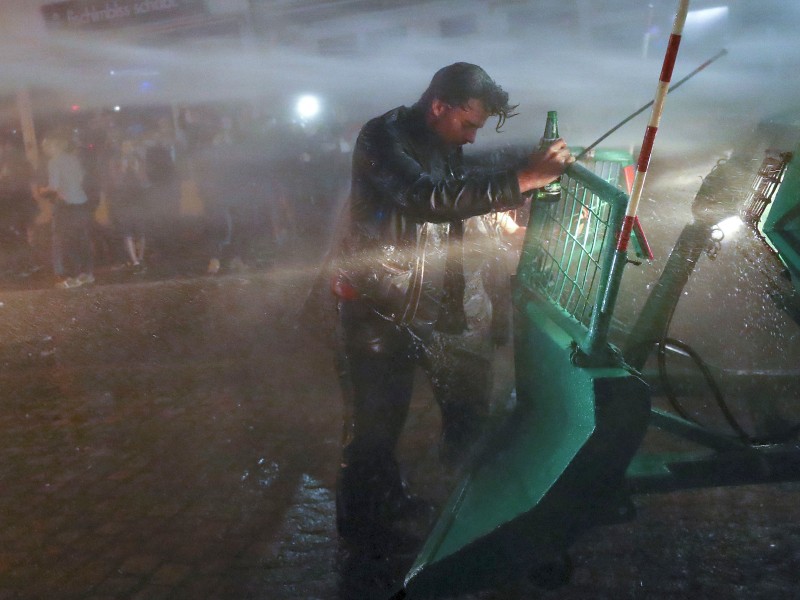 Zusammenstöße zwischen G20-Gegnern und Polizei.