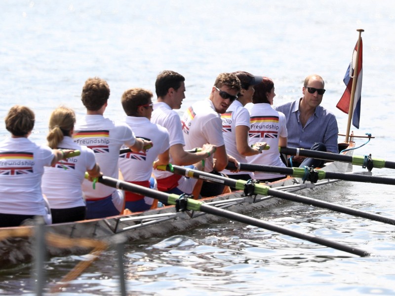 William übernahm die Rolle des Steuermann in dem anderen Boot. 